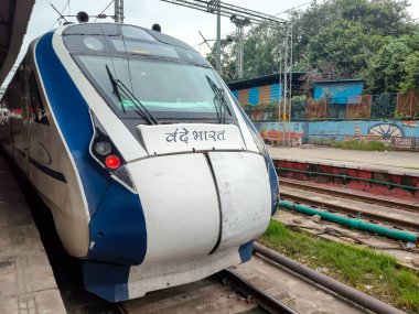 Amritsar, Hindistan, 15 Ağustos 2025 - Vande Bharat Ekspres treni Amritsar 'dan Delhi' ye Amritsar tren istasyonu, Vande Bharat Hindistan 'ın en hızlı treni