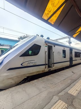Amritsar, Hindistan, 15 Ağustos 2025 - Vande Bharat Ekspres treni Amritsar 'dan Delhi' ye Amritsar tren istasyonu, Vande Bharat Hindistan 'ın en hızlı treni