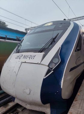 Amritsar, Hindistan, 15 Ağustos 2025 - Vande Bharat Ekspres treni Amritsar 'dan Delhi' ye Amritsar tren istasyonu, Vande Bharat Hindistan 'ın en hızlı treni