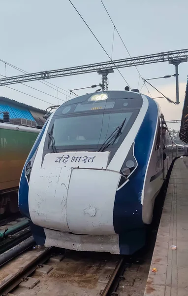 Amritsar, Hindistan, 15 Ağustos 2025 - Vande Bharat Ekspres treni Amritsar 'dan Delhi' ye Amritsar tren istasyonu, Vande Bharat Hindistan 'ın en hızlı treni