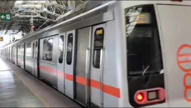 Yeni Delhi, Hindistan, 16 Nisan 2025 - Delhi treni Yeni Delhi, Hindistan, Asya 'daki Jhandewalan metro istasyonuna varıyor.
