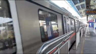 Yeni Delhi, Hindistan, 16 Nisan 2025 - Delhi treni Yeni Delhi, Hindistan, Asya 'daki Jhandewalan metro istasyonuna varıyor.
