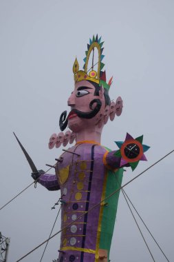 Dussehra festivali sırasında Dussehra 'da, Hindistan, Delhi' de Ramleela 'da, Ravana' nın büyük heykeli, Dussera Fuarı sırasında, Lord Rama 'nın zaferini kutlamak için ateşlendi.