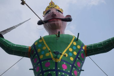 Dussehra festivali sırasında Dussehra 'da, Hindistan, Delhi' de Ramleela 'da, Ravana' nın büyük heykeli, Dussera Fuarı sırasında, Lord Rama 'nın zaferini kutlamak için ateşlendi.