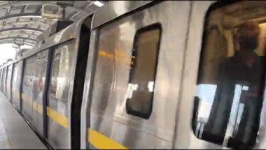 Yeni Delhi, Hindistan, 16 Nisan 2025 - Delhi treni Yeni Delhi, Hindistan, Asya 'daki Jhandewalan metro istasyonuna varıyor.