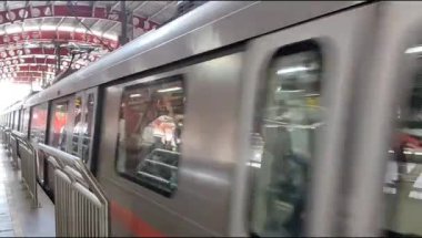 Yeni Delhi, Hindistan, 16 Nisan 2025 - Delhi treni Yeni Delhi, Hindistan, Asya 'daki Jhandewalan metro istasyonuna varıyor.