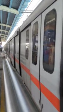 Yeni Delhi, Hindistan, 16 Nisan 2025 - Delhi treni Yeni Delhi, Hindistan, Asya 'daki Jhandewalan metro istasyonuna varıyor.