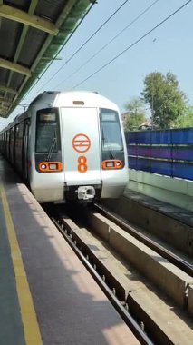 Yeni Delhi, Hindistan, 16 Nisan 2025 - Delhi treni Yeni Delhi, Hindistan, Asya 'daki Jhandewalan metro istasyonuna varıyor.