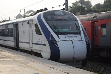 Amritsar, Hindistan, 15 Ağustos 2025 - Vande Bharat Ekspres treni Amritsar 'dan Delhi' ye Amritsar tren istasyonu, Vande Bharat Hindistan 'ın en hızlı treni