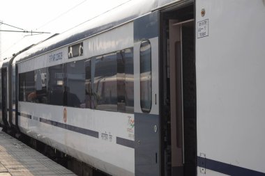 Amritsar, Hindistan, 15 Ağustos 2025 - Vande Bharat Ekspres treni Amritsar 'dan Delhi' ye Amritsar tren istasyonu, Vande Bharat Hindistan 'ın en hızlı treni