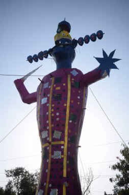 Dussehra festivali sırasında Dussehra 'da, Hindistan, Delhi' de Ramleela 'da, Ravana' nın büyük heykeli, Dussera Fuarı sırasında, Lord Rama 'nın zaferini kutlamak için ateşlendi.