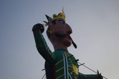 Dussehra festivali sırasında Dussehra 'da, Hindistan, Delhi' de Ramleela 'da, Ravana' nın büyük heykeli, Dussera Fuarı sırasında, Lord Rama 'nın zaferini kutlamak için ateşlendi.