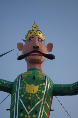 Dussehra festivali sırasında Dussehra 'da, Hindistan, Delhi' de Ramleela 'da, Ravana' nın büyük heykeli, Dussera Fuarı sırasında, Lord Rama 'nın zaferini kutlamak için ateşlendi.