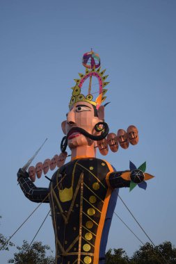 Dussehra festivali sırasında Dussehra 'da, Hindistan, Delhi' de Ramleela 'da, Ravana' nın büyük heykeli, Dussera Fuarı sırasında, Lord Rama 'nın zaferini kutlamak için ateşlendi.