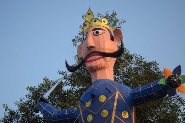 Dussehra festivali sırasında Dussehra 'da, Hindistan, Delhi' de Ramleela 'da, Ravana' nın büyük heykeli, Dussera Fuarı sırasında, Lord Rama 'nın zaferini kutlamak için ateşlendi.