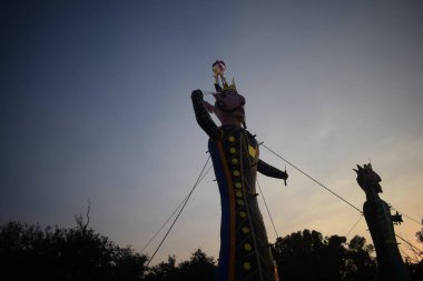 Dussehra festivali sırasında Dussehra 'da, Hindistan, Delhi' de Ramleela 'da, Ravana' nın büyük heykeli, Dussera Fuarı sırasında, Lord Rama 'nın zaferini kutlamak için ateşlendi.
