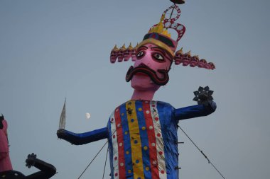 Dussehra festivali sırasında Dussehra 'da, Hindistan, Delhi' de Ramleela 'da, Ravana' nın büyük heykeli, Dussera Fuarı sırasında, Lord Rama 'nın zaferini kutlamak için ateşlendi.