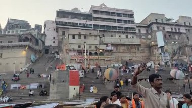 Varanasi, Hindistan - 23 Mart 2025 - Ganga Nehri 'nden Ganga Ghat Manzarası' na kadar uzanan Ganga Ghat Manzarası