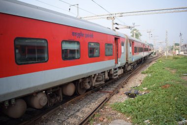 Amritsar, Hindistan, 15 Ağustos 2025 - Amritsar tren istasyonunda sabah treni, Amritsar, Punjab tren istasyonunda renkli tren