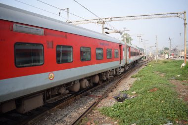Amritsar, Hindistan, 15 Ağustos 2025 - Amritsar tren istasyonunda sabah treni, Amritsar, Punjab tren istasyonunda renkli tren