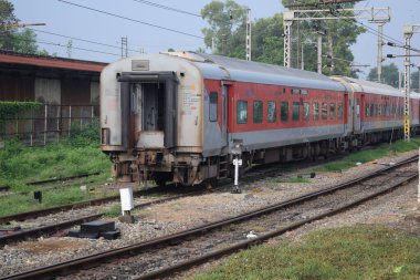 Amritsar, Hindistan, 15 Ağustos 2025 - Amritsar tren istasyonunda sabah treni, Amritsar, Punjab tren istasyonunda renkli tren