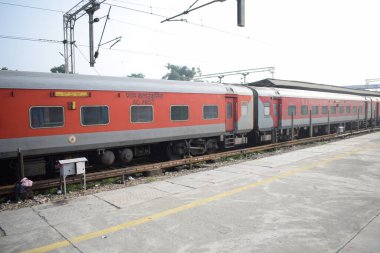 Amritsar, Hindistan, 15 Ağustos 2025 - Amritsar tren istasyonunda sabah treni, Amritsar, Punjab tren istasyonunda renkli tren