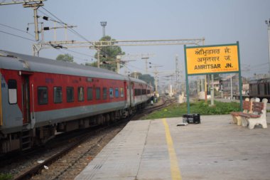 Amritsar, Hindistan, 15 Ağustos 2025 - Amritsar tren istasyonunda sabah treni, Amritsar, Punjab tren istasyonunda renkli tren