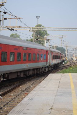 Amritsar, Hindistan, 15 Ağustos 2025 - Amritsar tren istasyonunda sabah treni, Amritsar, Punjab tren istasyonunda renkli tren