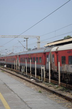 Amritsar, Hindistan, 15 Ağustos 2025 - Amritsar tren istasyonunda sabah treni, Amritsar, Punjab tren istasyonunda renkli tren