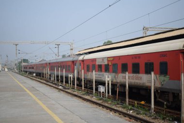 Amritsar, Hindistan, 15 Ağustos 2025 - Amritsar tren istasyonunda sabah treni, Amritsar, Punjab tren istasyonunda renkli tren