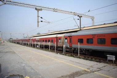 Amritsar, Hindistan, 15 Ağustos 2025 - Amritsar tren istasyonunda sabah treni, Amritsar, Punjab tren istasyonunda renkli tren