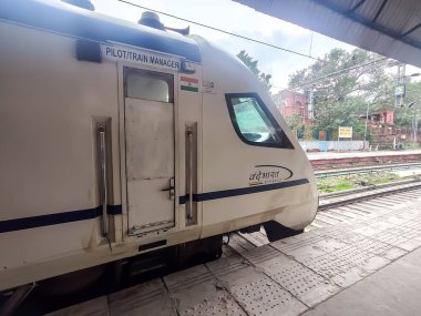 Amritsar, Hindistan, 15 Ağustos 2025 - Vande Bharat Ekspres treni Amritsar 'dan Delhi' ye Amritsar tren istasyonu, Vande Bharat Hindistan 'ın en hızlı treni