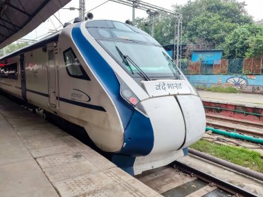 Amritsar, Hindistan, 15 Ağustos 2025 - Vande Bharat Ekspres treni Amritsar 'dan Delhi' ye Amritsar tren istasyonu, Vande Bharat Hindistan 'ın en hızlı treni