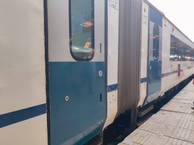 Amritsar, Hindistan, 15 Ağustos 2025 - Vande Bharat Ekspres treni Amritsar 'dan Delhi' ye Amritsar tren istasyonu, Vande Bharat Hindistan 'ın en hızlı treni