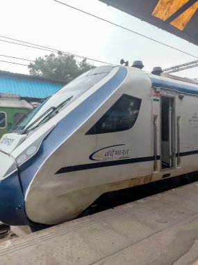 Amritsar, Hindistan, 15 Ağustos 2025 - Vande Bharat Ekspres treni Amritsar 'dan Delhi' ye Amritsar tren istasyonu, Vande Bharat Hindistan 'ın en hızlı treni
