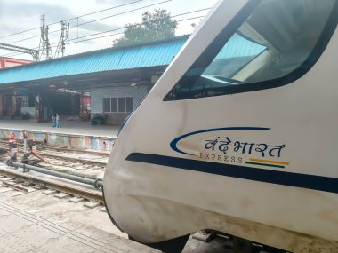 Amritsar, Hindistan, 15 Ağustos 2025 - Vande Bharat Ekspres treni Amritsar 'dan Delhi' ye Amritsar tren istasyonu, Vande Bharat Hindistan 'ın en hızlı treni