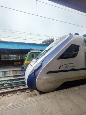 Amritsar, Hindistan, 15 Ağustos 2025 - Vande Bharat Ekspres treni Amritsar 'dan Delhi' ye Amritsar tren istasyonu, Vande Bharat Hindistan 'ın en hızlı treni