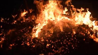 Siyah arka planda alevler, alev alev dokusu arka planda, çok güzel, ateş yanıyor, ateş odun ve inek gübresi ateşiyle yanıyor.