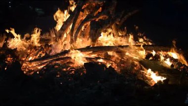 Siyah arka planda alevler, alev alev dokusu arka planda, çok güzel, ateş yanıyor, ateş odun ve inek gübresi ateşiyle yanıyor.