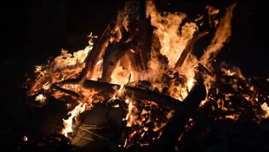 Siyah arka planda alevler, alev alev dokusu arka planda, çok güzel, ateş yanıyor, ateş odun ve inek gübresi ateşiyle yanıyor.