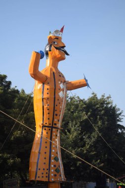 Dussehra festivali sırasında Dussehra 'da, Hindistan, Delhi' de Ramleela 'da, Ravana' nın büyük heykeli, Dussera Fuarı sırasında, Lord Rama 'nın zaferini kutlamak için ateşlendi.