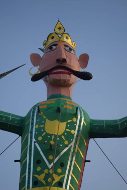 Dussehra festivali sırasında Dussehra 'da, Hindistan, Delhi' de Ramleela 'da, Ravana' nın büyük heykeli, Dussera Fuarı sırasında, Lord Rama 'nın zaferini kutlamak için ateşlendi.