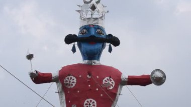 Dussehra festivali sırasında Dussehra 'da, Hindistan, Delhi' de Ramleela 'da, Ravana' nın büyük heykeli, Dussera Fuarı sırasında, Lord Rama 'nın zaferini kutlamak için ateşlendi.