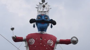 Dussehra festivali sırasında Dussehra 'da, Hindistan, Delhi' de Ramleela 'da, Ravana' nın büyük heykeli, Dussera Fuarı sırasında, Lord Rama 'nın zaferini kutlamak için ateşlendi.