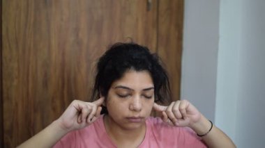 Evde yoga yapan genç Hintli bir kadın çevrimiçi yoga seansında güzel bir kız temel yoga pozisyonunda Asyalı bir kadın kapalı alanda yoga yapıyor.