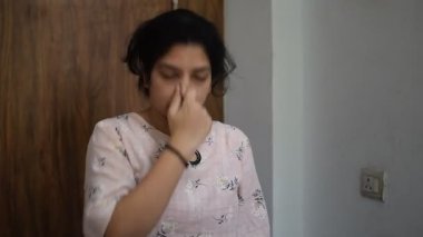 Evde yoga yapan genç Hintli bir kadın çevrimiçi yoga seansında güzel bir kız temel yoga pozisyonunda Asyalı bir kadın kapalı alanda yoga yapıyor.