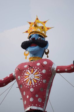 Dussehra festivali sırasında Dussehra 'da, Hindistan, Delhi' de Ramleela 'da, Ravana' nın büyük heykeli, Dussera Fuarı sırasında, Lord Rama 'nın zaferini kutlamak için ateşlendi.