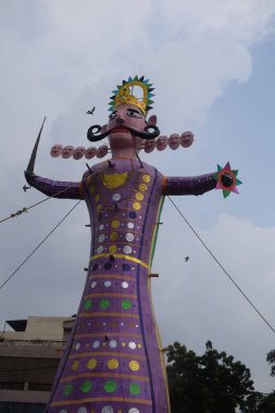 Dussehra festivali sırasında Dussehra 'da, Hindistan, Delhi' de Ramleela 'da, Ravana' nın büyük heykeli, Dussera Fuarı sırasında, Lord Rama 'nın zaferini kutlamak için ateşlendi.