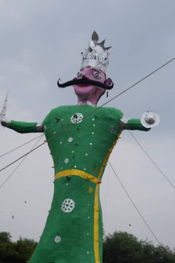 Dussehra festivali sırasında Dussehra 'da, Hindistan, Delhi' de Ramleela 'da, Ravana' nın büyük heykeli, Dussera Fuarı sırasında, Lord Rama 'nın zaferini kutlamak için ateşlendi.