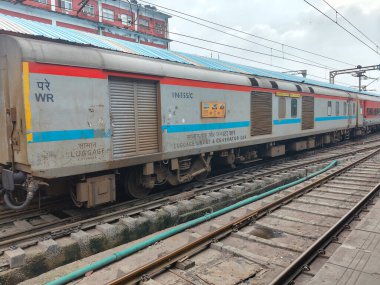 Amritsar, Hindistan, 15 Ağustos 2025 - Amritsar tren istasyonunda sabah treni, Amritsar, Punjab tren istasyonunda renkli tren